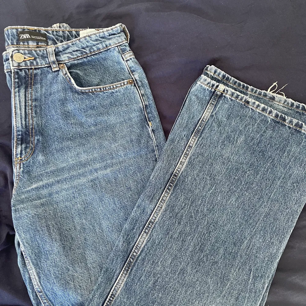 Populära zara jeans i storlek 40. Säljer då de inte passar mig längre. Jeans & Byxor.