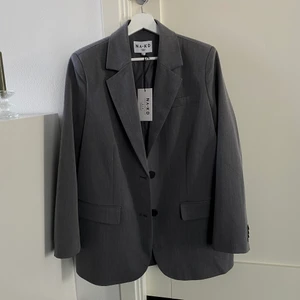 Blazer - Oanvänd blazer från Na-kd. Storlek 34 (SÄLJER ÄVEN BYXORNA)