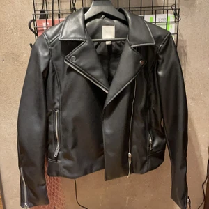 Skinnjacka - Fin nästan oanvänd skinnjacka i strl S