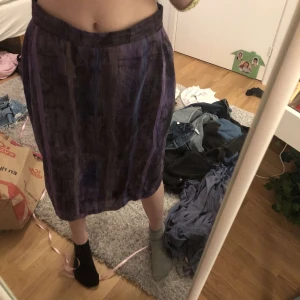Lila mönstrad kjol - Aldrig använda. 