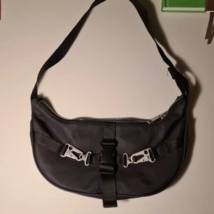 Black baguette bag - Svart axelväska med remmar och metalldetaljer
