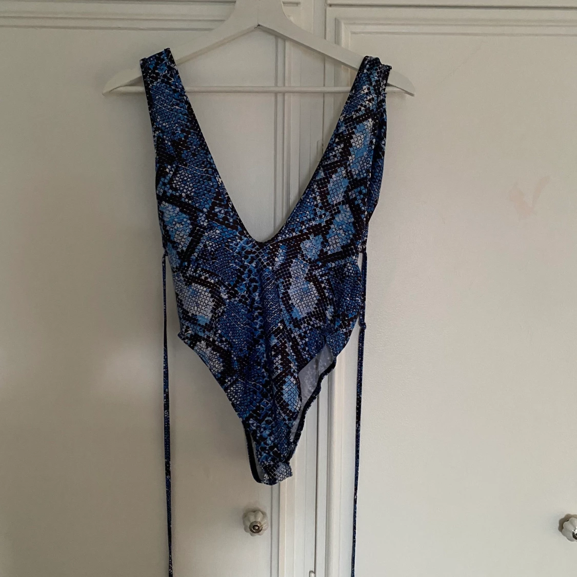 Urringad baddräkt med snörning 