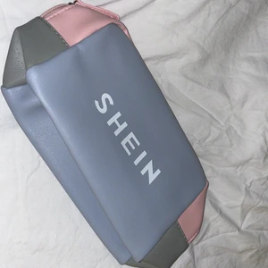 Necessär  - Necessär från SHEIN, helt ny. Aldrig använt. Rymlig. Får plats med allt från smink borstar till en stor flaska torrschampo. Fina färger.