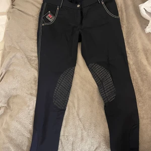 Ridbyxor  - Säljer denna ridbyxor då dom är för stora för mig. Andvänt max 3 gånger så den är i fint skick 🦋               Har för mig dom är i storlek 40