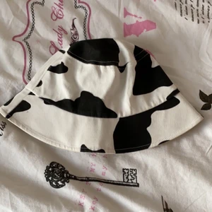 Ko bucket hat - En ko bucket hat andvänds ca 7 gånger den är i väldigt bra skick. Köptes från Amazon för ungefär 100kr
