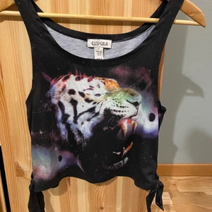 Nyskick croppad topp strl S - Croppad topp, använd en gång. Jättefint skick 🙂 storlek S