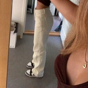Beige jeans XS  - Ett par jätte fina jeans i storlek XS i färgen beige. dom är bra längd (se bilden). 150 + frakt 