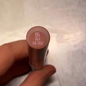 Mabelline läppenna - Säljer min helt (oanvända) mabelline fit me läppenna i färgen 95 talk the talk (nypris 120kr)❤️ skriv om ni har några funderingar❤️