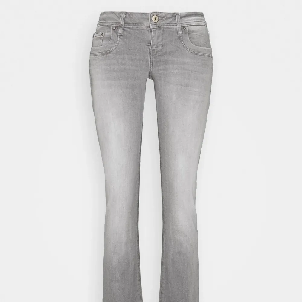 Säljer mina helt nya LBT jeans som är slutsålda överallt, köpte på about you för 725kr och jeansen är endast testade! Skriv privat till mig för egna bilder💕💕 . Jeans & Byxor.