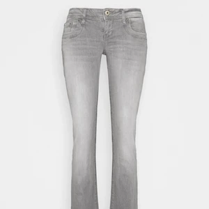 Grå lågmidjade jeans! - Säljer mina helt nya LBT jeans som är slutsålda överallt, köpte på about you för 725kr och jeansen är endast testade! Skriv privat till mig för egna bilder💕💕 
