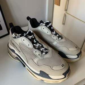 Balenciaga Triple S - Balenciaga triple s köpta 2019 för 8500kr, storlek 42. Använda 5-6 gånger i superbra skick! 