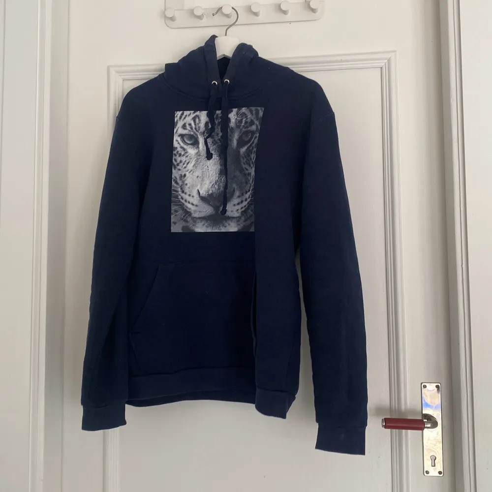 Säljer min finaste hoodie! Tyvärr så fick jag ingen användning av den längre och tänkte då sälja den, köpte den i strl L men sitter lite mer som M, fler bilder kan skickas! Hör av er vid frågor ❣️. Hoodies.