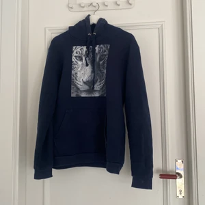 The cool elephant  - Säljer min finaste hoodie! Tyvärr så fick jag ingen användning av den längre och tänkte då sälja den, köpte den i strl L men sitter lite mer som M, fler bilder kan skickas! Hör av er vid frågor ❣️