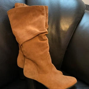 Tamaris Mocka Stövlar strl 40 - Min mammas gamla stövlar som jag nu säljer!💗 Hon har använt de 2 gånger bara och de är köpa för 931kr och nu säljer jag de för 450kr, hela 581kr billigare!