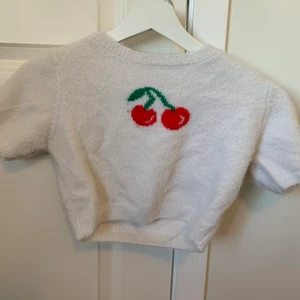 Cherry topp shein - Söt och jätte mjuk topp ifrån shein men köpt här på plick! Verkligen så fin men säljer för den ej kommer till användning. Parfekt till sommaren! Storlek s men funkar på mig som är storlek xs.