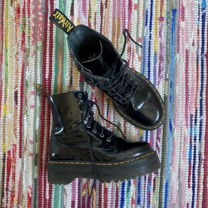 Dr. Martens - Säljer för de inte är min stil längre. Är som nya då de användts typ 5 gånger. Kan både fraktas och hämtas. Köptes för 2300kr (Sista bilden är inte min)