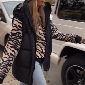 Zara väst - Skitsnygg väst från zara som tyvärr inte kommer till användning. Jätte bra skick. Går att dra åt i midjan och av- och påtagbar luva 🤍