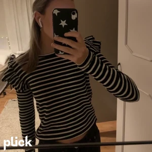 Randig tröja  - Randig tröja med volanger från Zara i storlek m men sitter som en S då den var väldigt kort i ärmarna. (Har s i vanliga fall)Köpt för 200kr köp direkt för 100kr eller bud💕 dock ej min bild men samma plagg.