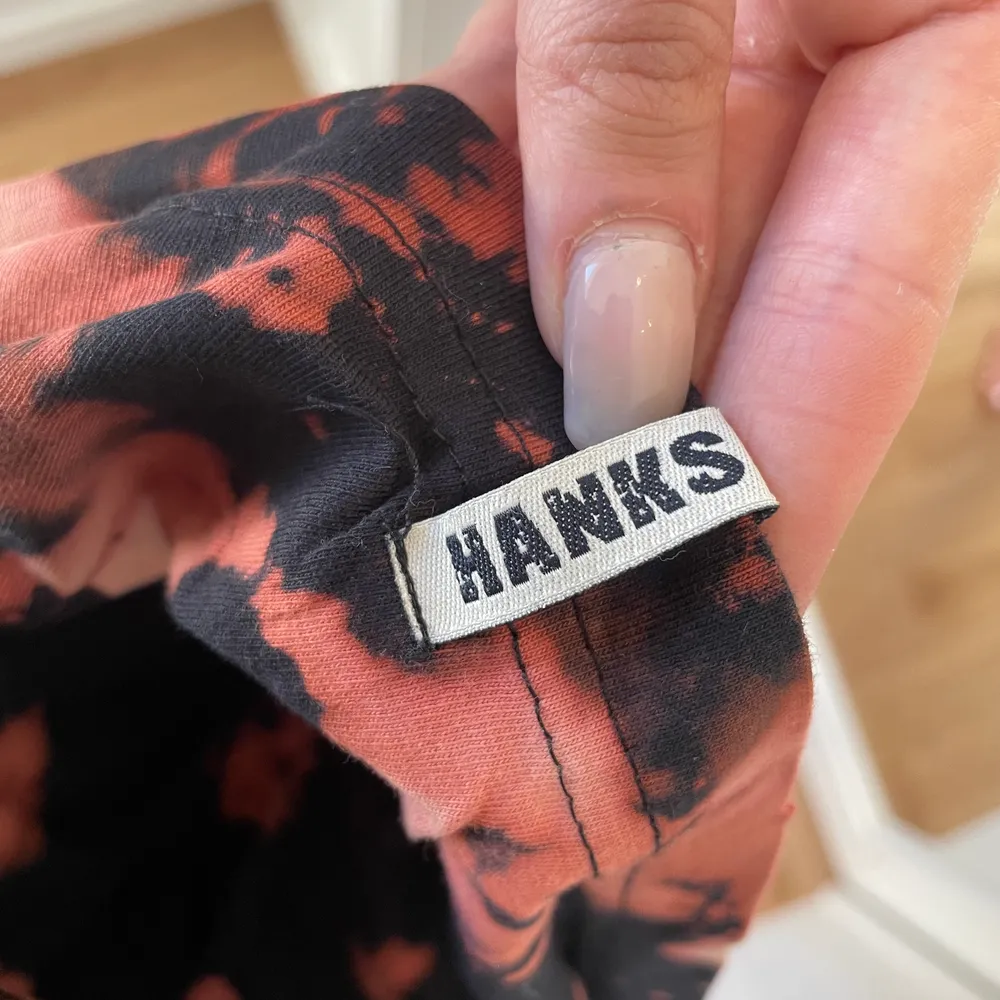 T-shirten är från Hanks och är i storlek L. Det är en egengjord tiedye tröja. Tröjan är en liten L och sitter lite oversized på mig. Använd ett fåtal gånger och har bra kvalite.. T-shirts.