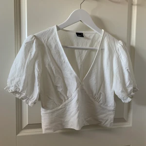 Gina Tricot blus storlek M - Jätte fin croppad blus från Ginaticot i storlek M. Med puffärmar, super skönt och luftigt material. Perfekt till sommaren!😍 Köparen står för frakten.