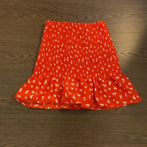 Röd kjol -  Jättefin röd kjol som inte kommer till användning använde få tal gånger inga defekter❤️ skriv privat för frågor pris kan diskuteras vid snabb affärr