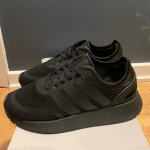 Adidas svarta skor  - Då är det dags att sälja mina adidas skor (svarta) storlek 36. Köpte dessa för jag skulle börja träna mig börja aldrig så den har legat i garderoben sen dess. Den är som nya då jag har bara använt 1-2 gånger. Frakten på köparen❣️. ‼️Start buden börjar på 199kr ‼️
