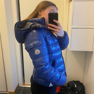 Moncler - Säljer min Maya Moncler i mörkblå. Använd men i gott skick, serien har trillat av, kan fixa det annars skickas den med. Stl som representerar XS/S. Köpt för 12500 kr, har inget kvitto men äkthetsbevis är enkelt att se/visa. Pris går att diskutera vid en smidigt affär, vill helst bara bli av med. Fler bilder går att fixa. 