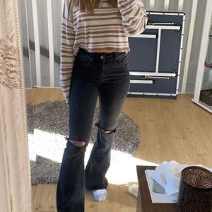 Svarta snygga bootcut jeans med hål i från Bikbok strl xs. Säljer pga rensning av garderob😇