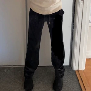 Juicy Couture - Ett par svarta Juicy Couture byxor. Ca 2 månader gamla, I nytt skicka utan några defekter, Strl S men passar även xs💗💗💓