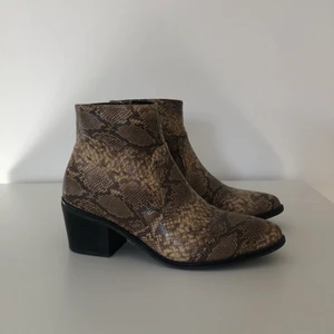 Klackskor med ormskinnsmönster  - Klackar i ormskinnsmönster. Storlek 38. 