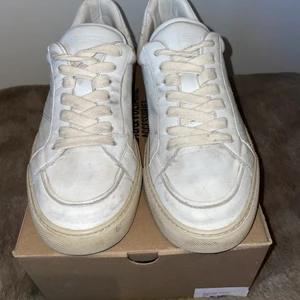 Zadig & voltaire - Säljer mina Zadig skor använda ganska mycket(endast på sommaren) rätt bra skick Cond: 7/10 kvitto finns ej kvar. (Skorna är ej smutsiga, designen ska se ut så) Pris kan diskuteras.