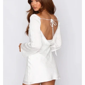 Studentklänning  - Säljer vit skitsnygg klänning från White fox, endast testad! perfekt till studenten 😍 Nypris 80$ + 200kr frakt, men säljer för 550kr!! 🤌🏻🤌🏻❤️‍🔥 kan även gå ner i pris vid snabb affär