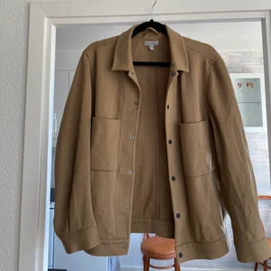 Cos jacka  - Nästan helt oanvänd jacka från cos! Perfekta vårjackan 🥰 passar xs-l beroende på hur man vill att den ska sitta! Kan fixa fler bilder om det önskas! 