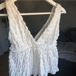 Trendig topp - Sjukt snygg och trendig topp från pull & bear! Den är i väldigt fint skick och perfekt nu till våren och sommaren💕 Den är även slutsåld i butik