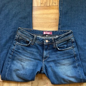 Jeans - Snygga lågmidjade bootcut jeans jag köpt hör på Plick. Jag bär xs-s men borde passa en M då det är lite större. Långa på mig som är 168 cm❤️‍🩹