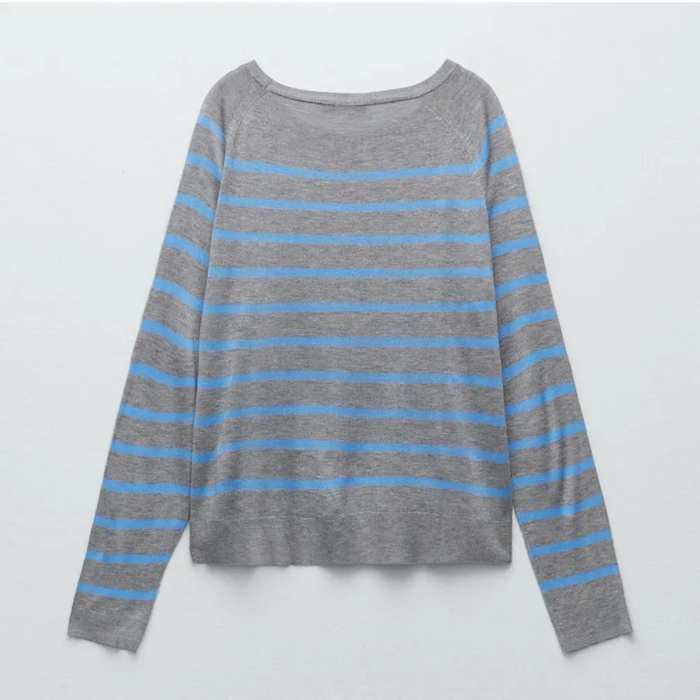 Säljer min blå, grå randiga tröja ifrån Zara, använd Max 3 gånger. Säljer pga får ingen användning. 💙🙌🏼 (Lånad första bild) 💙. Tröjor & Koftor.