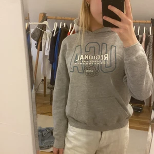Grå vintage hoodie - Jätte fin Grå vintage hoodie med tryck på. Säljer då den tyvärr sitter lite för tight för min smak, storleken är som en xs/s. Är 167, hoodien är lite kort