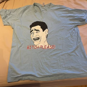 Skön tisha - Otroligt skön tisha i storlek XXL. Använd men i mycket bra skick, enda slitaget är att trycket är lite sprucket men gör bara (enligt mig) tishan coolare. Bara att hojta till om du vill ha mer bilder eller mått osv😎 Skickar enligt köparens önskemål 