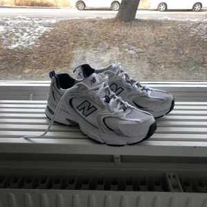 New Balance 530 stl 38 - Nästan oanvända vita New Balance 530 i storlek 38. De är lite stora för mig och har därför inte kommit till användning förutom typ 3 ggr. Inga tecken på användning därav priset. Frakt exkluderat ❤️