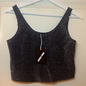 Topp - Snygg glitter topp som är helt ny med prislapp kvar. Jag köpte den för 200kr och säjer för 100kr. Kan inte frakten än.🖤