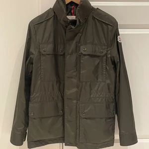 Moncler lez jacka oanvänd storlek S - Helt ny oanvänd jacka. Inköpt på Emporia Room 1006. kvitto finns. Lite stor i storleken. Ny pris 10000kr