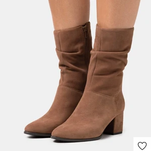 Anna Feild - Klassiska stövlar - Jag säljer dessa klackskor då jag har köpt ett par i mindre storlek. Skorna är i strl 39. Men dessa skor töjer ut sig gissar att det är pga mocka lädret. Stor i storlek passar någon med strl 40 alt 39. Om det finns frågor tveka inte att höra av er!