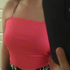 Topp - Fin topp från Bikbok. Köpt för 150kr säljer för 70kr. Vet inte frakten än. 💖