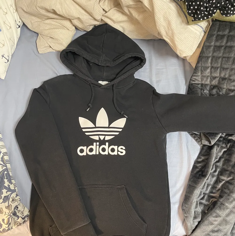 Svart adidas hoodie, haft några gånger men den känns för liten💔 bra skick, inga hål, fläckar, fel osv<3. Hoodies.