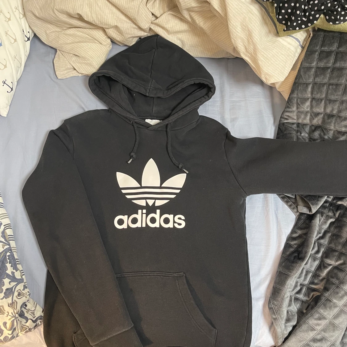 svart adidas hoodie