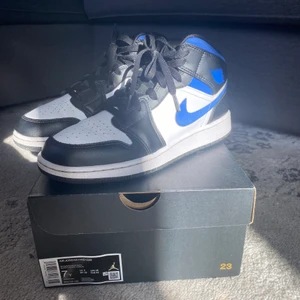 Jordan 1 - Säljer nu mina super fina Air Jordan 1 mid white racer blue som jag tyvärr köpte i fel storlek. Dom är inte så creasade. Ser nästan nya ut. Nytt pris 3200 kr. Tveka inte på att skriva och fråga något 💗