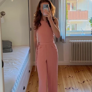 Jumpsuit  - Superfin rosa jumpsuit från NA-KD! Nyskick använd ca 2 gånger