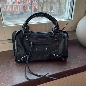 Handväska - Säljer denna balenciga liknande väska pga flytt och den inte kommer till användning. Väldigt sparsamt använd de få gånger jag använt den!🌸