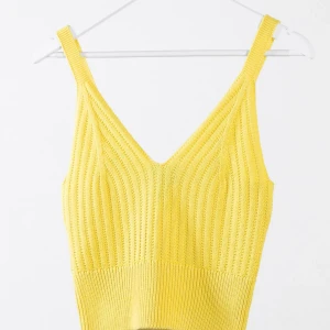 Stickad topp - Gul stickad topp från New Look. Aldrig använt