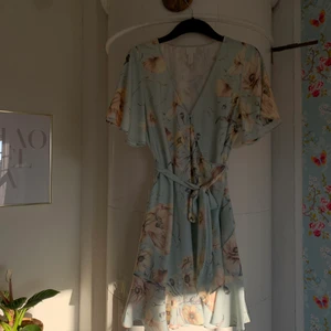 HM, storlek 40 - Söt omlottklänning med fina blommor på! Passar perfekt till skolavslutning eller kanske midsommar🌼. Kontakta mig för mer information!☺️
